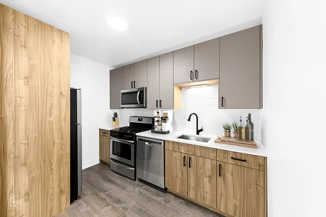 $1,975 | 6230 North Kenmore Avenue, Unit 505, Chicago, IL 60660