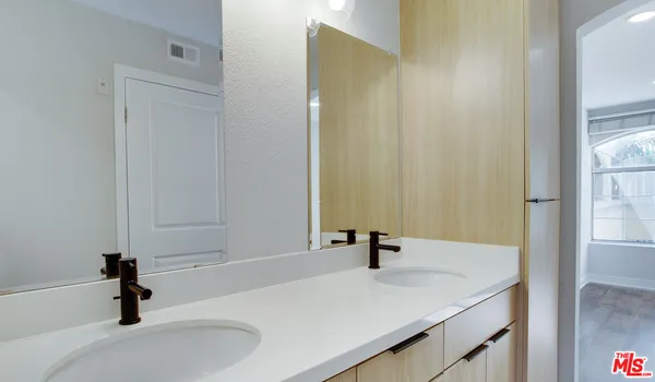 $3,782 | 7660 Beverly Boulevard, Unit 408, Los Angeles, CA 90036