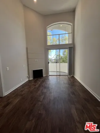$3,782 | 7660 Beverly Boulevard, Unit 408, Los Angeles, CA 90036