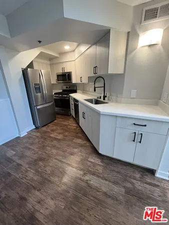 $3,782 | 7660 Beverly Boulevard, Unit 408, Los Angeles, CA 90036