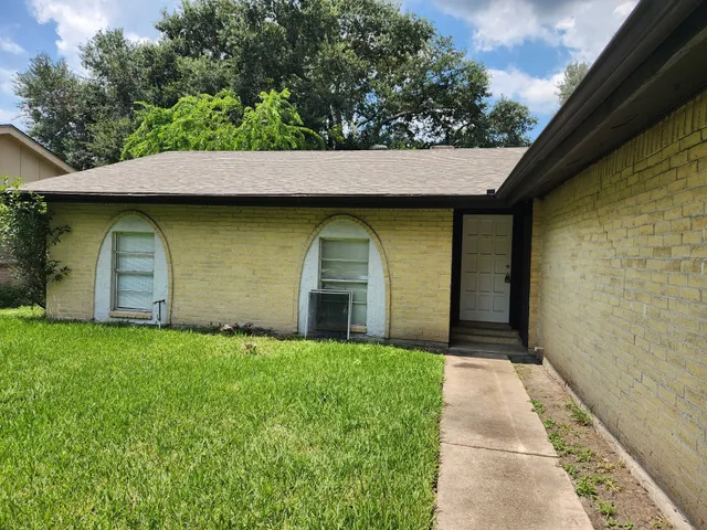 a view of a back yard of the house