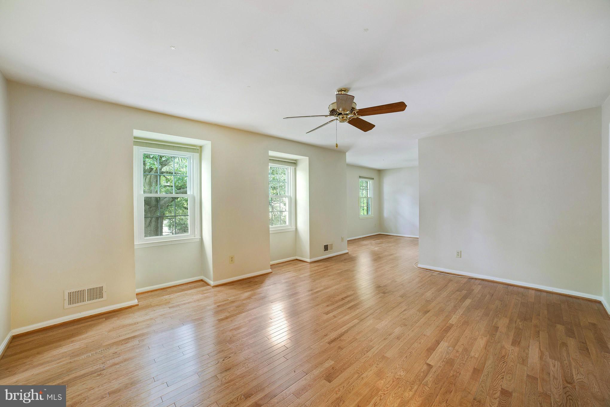 13 Thorburn Road Gaithersburg, MD 20878 - Photo 28 of 30 Living Room