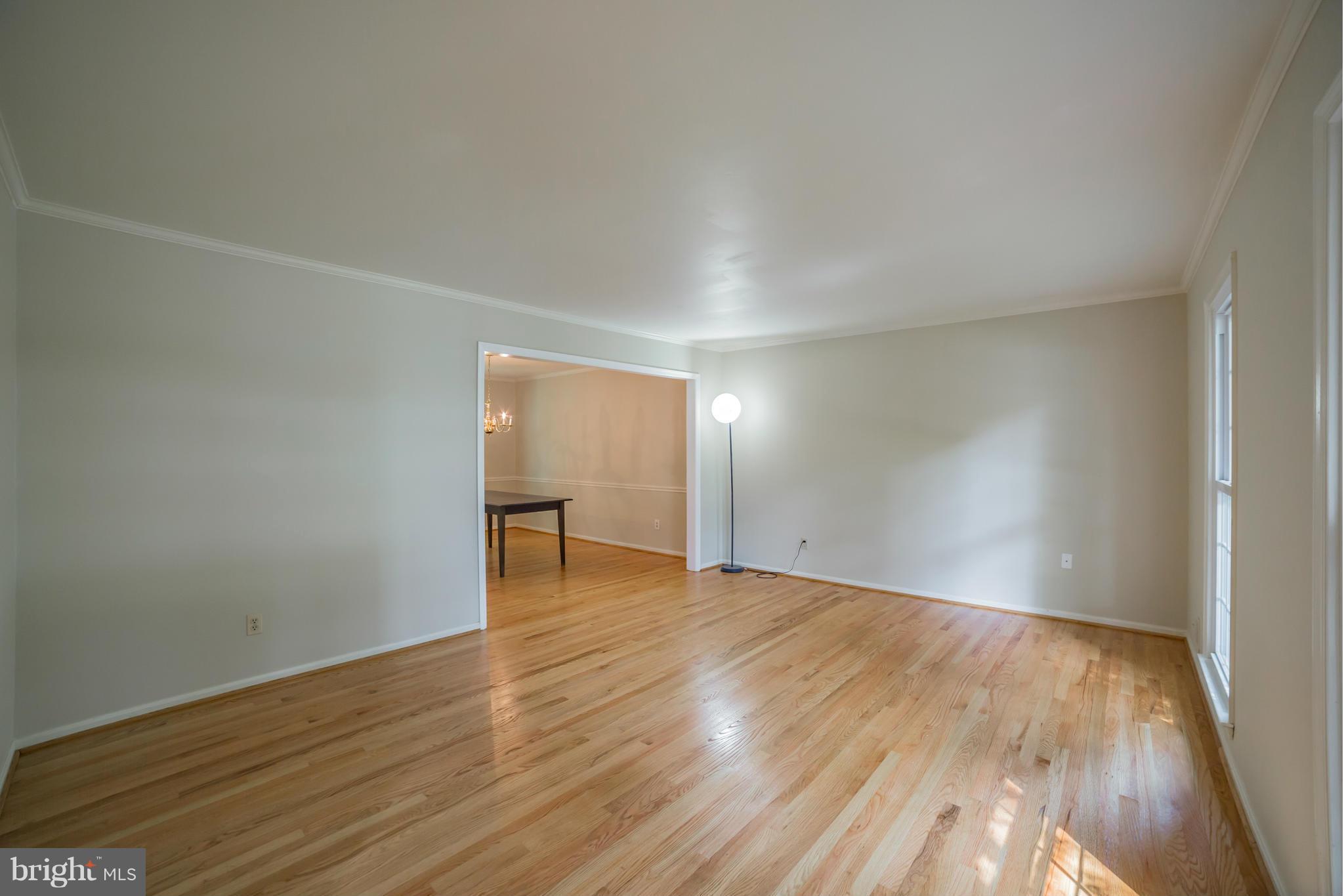 13 Thorburn Road Gaithersburg, MD 20878 - Photo 9 of 30 Living Room
