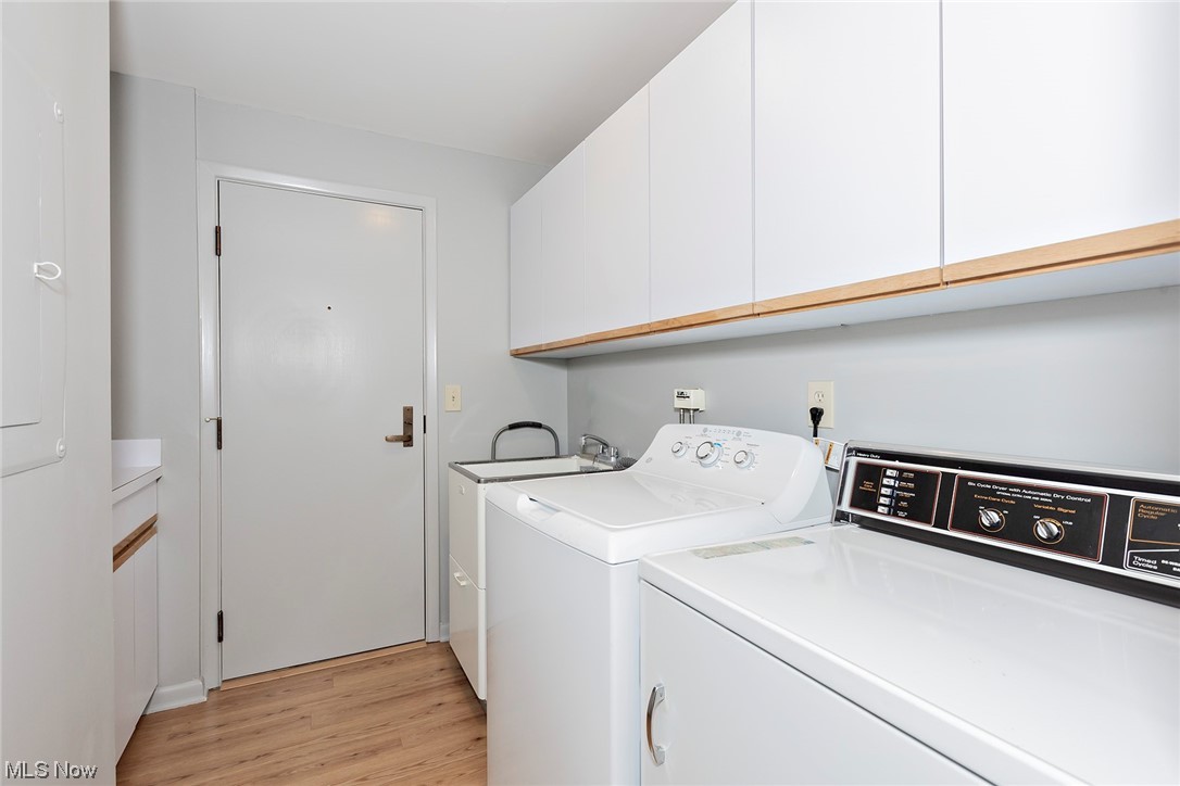 27500 Cedar Road, Unit 608 Beachwood, OH 44122 - Photo 14 of 34 Laundry area featuring separate washer and dryer and light hardwood floors with pletny of cabinets.