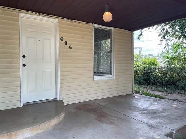 $1,695 | 606 Mesquite Street, Bastrop, TX 78602