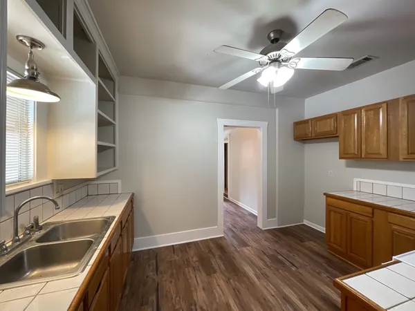 $1,695 | 606 Mesquite Street, Bastrop, TX 78602
