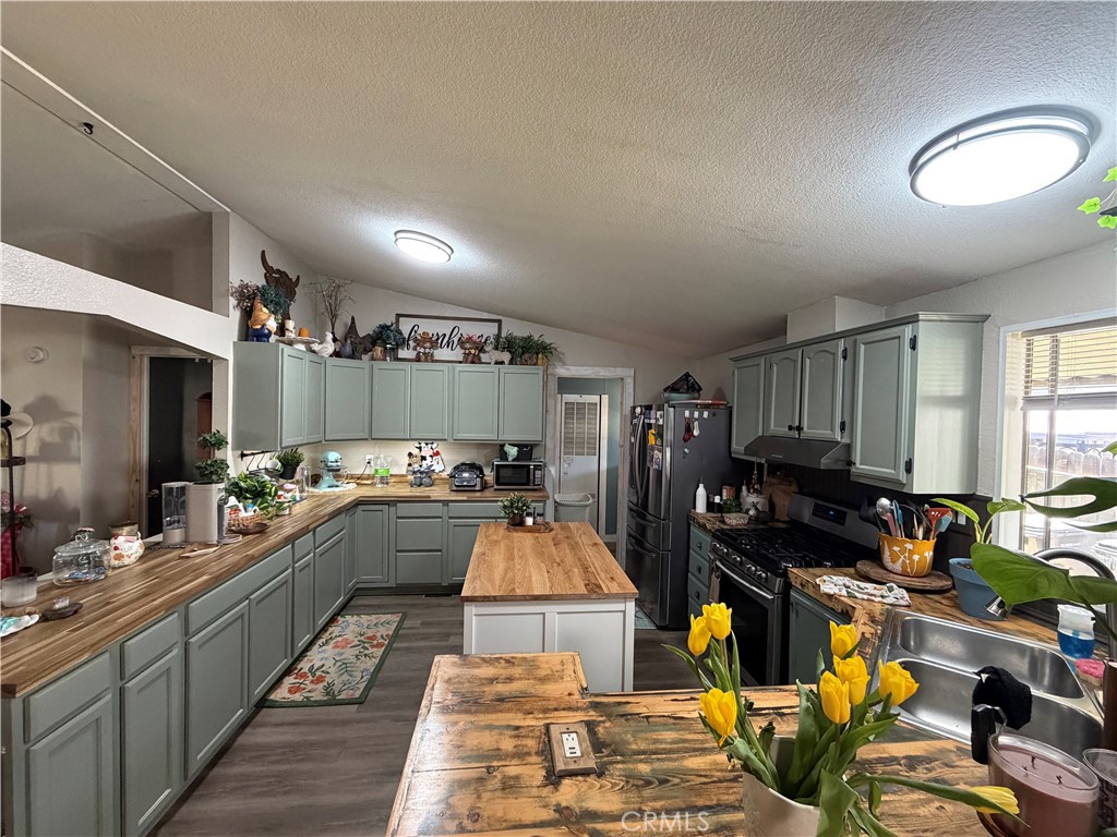1550 Rimpau, Unit 147 Corona, CA 92881 - Photo 3 of 17 a kitchen with lots of counter top space