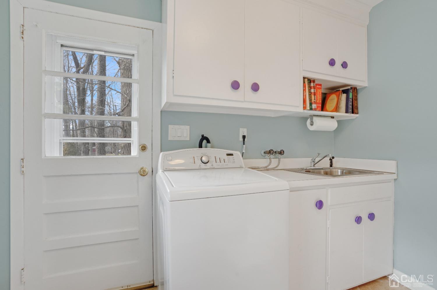 19 Warwick Road Edison, NJ 08820 - Photo 20 of 43 a utility room with dryer and washer