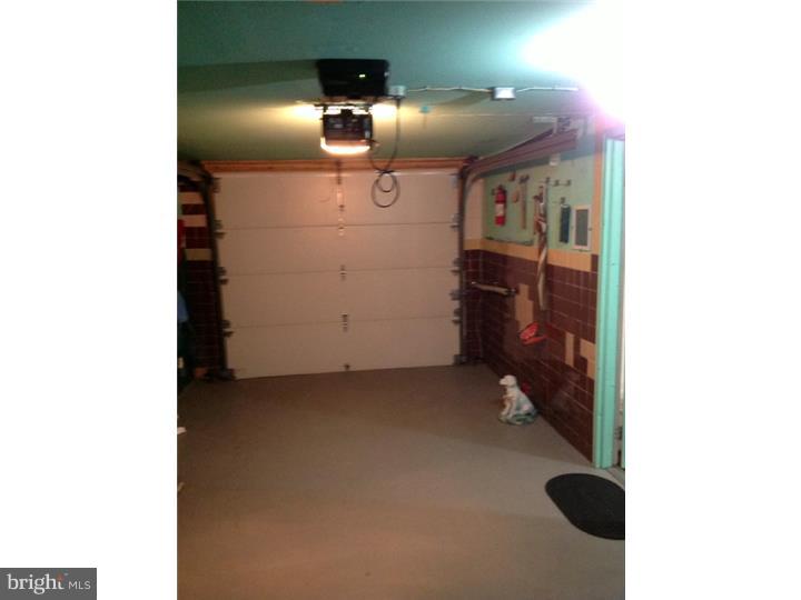 3618 Rayland Road Philadelphia, PA 19154 - Photo 14 of 15 Garage