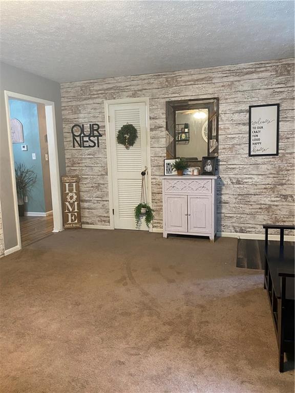 611 Oxford Road Anderson, IN 46012 - Photo 3 of 35 Gallery Image 3
