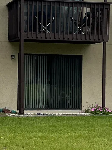 a view of a house with backyard