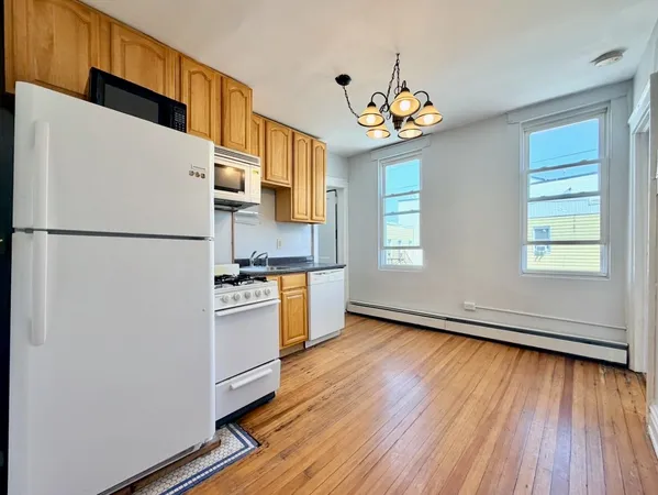 $2,500 | 409 Monmouth Street, Unit 3, Jersey City, NJ 07302