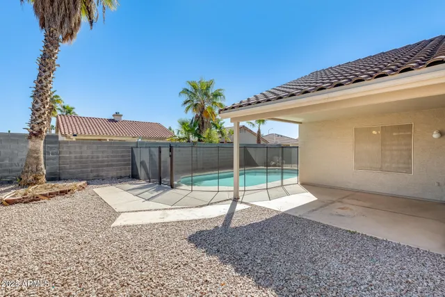 a view of a backyard