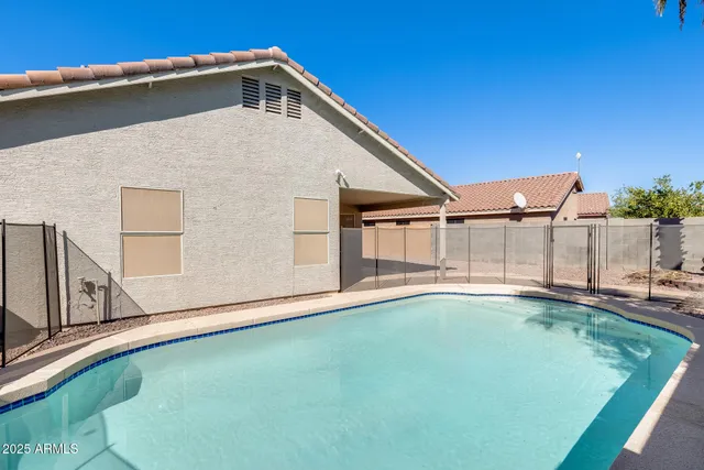 a view of a house with backyard