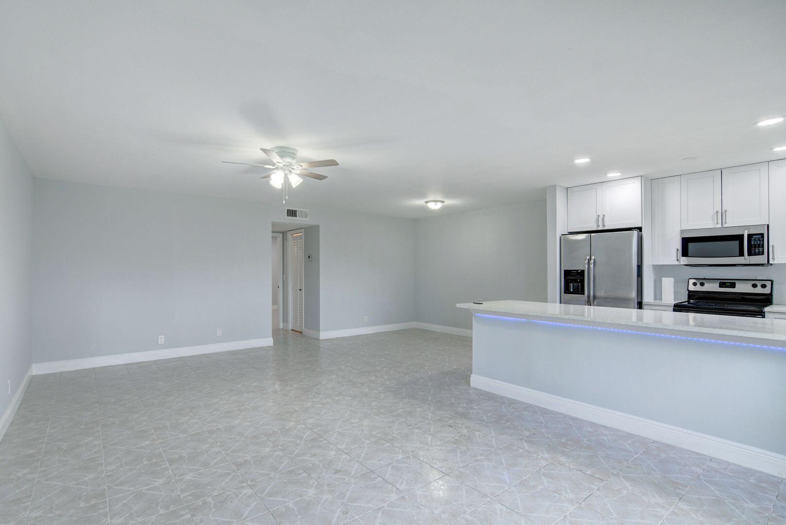 3301 Valley Road, Unit B Boynton Beach, FL 33435 - Photo 5 of 27 DINNING ROOM /KITCHEN