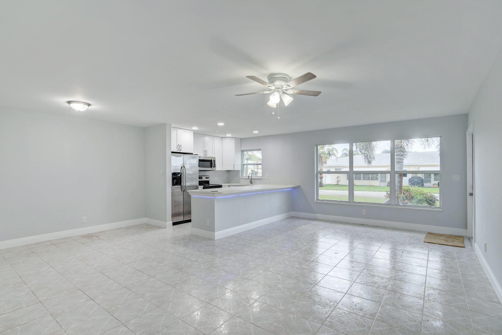 3301 Valley Road, Unit B Boynton Beach, FL 33435 - Photo 8 of 27 LIVING ROOM/KITCHEN