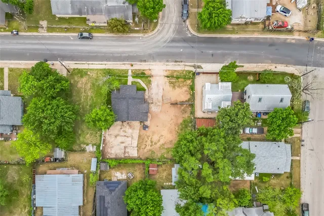 a view of back yard of the house