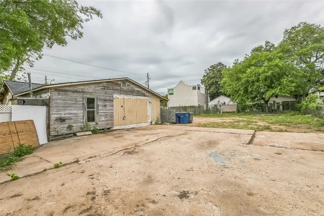 a view of backyard of house