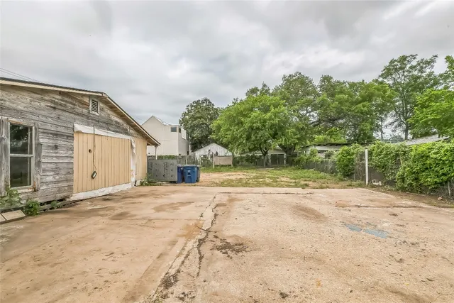 a view of a house with backyard and garden