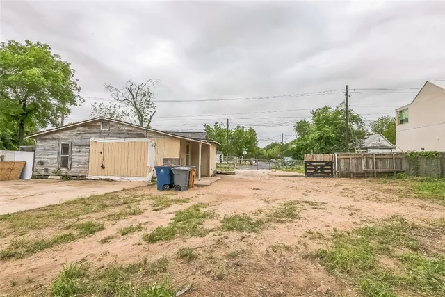 a house view with a outdoor space
