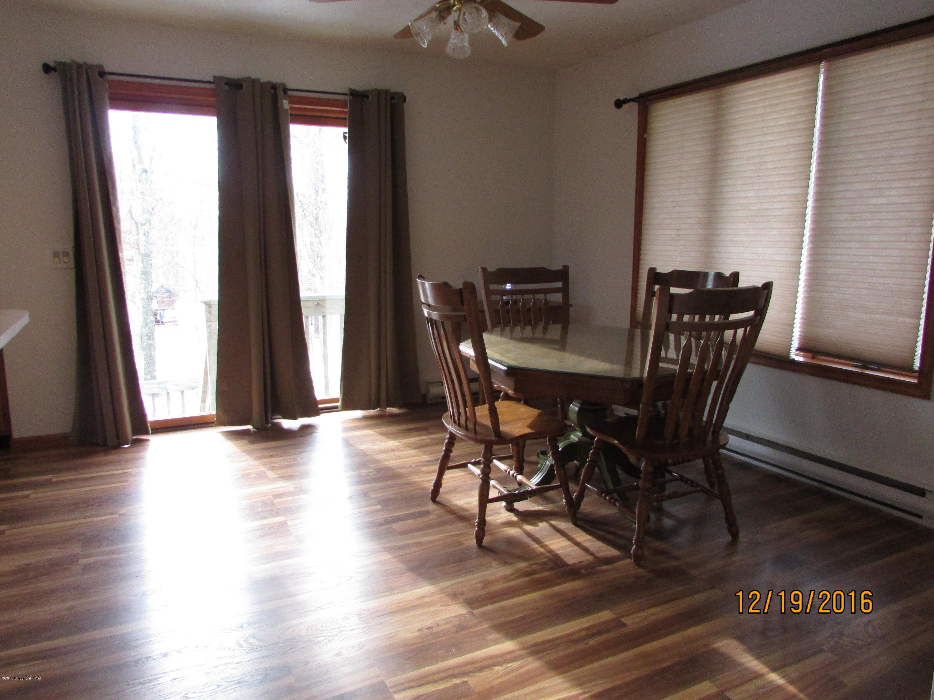 181 Doe Loop Bushkill, PA 18324 - Photo 14 of 34 181 Doe Loop dining area