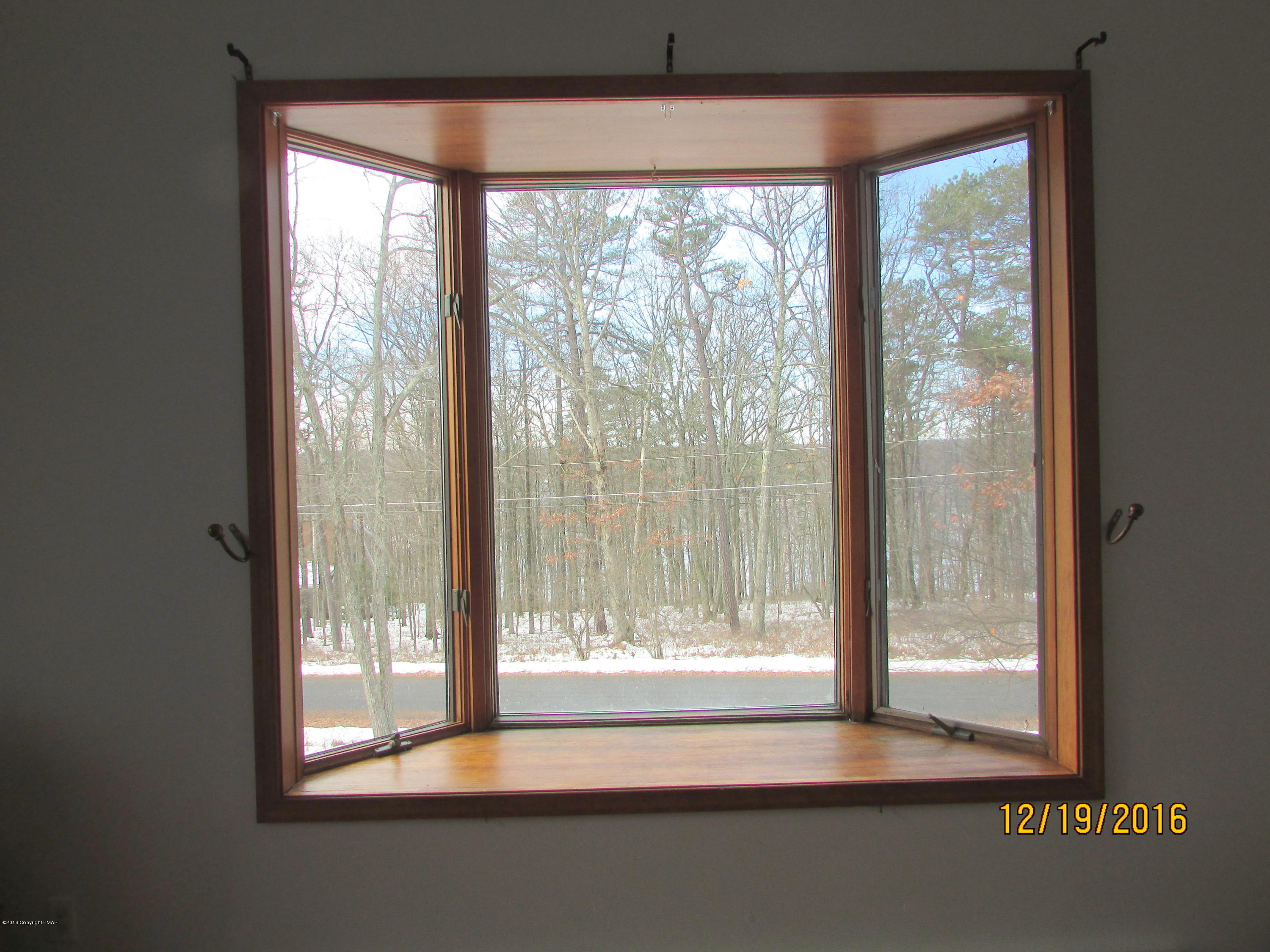181 Doe Loop Bushkill, PA 18324 - Photo 19 of 34 181 Doe Loop living room bay window