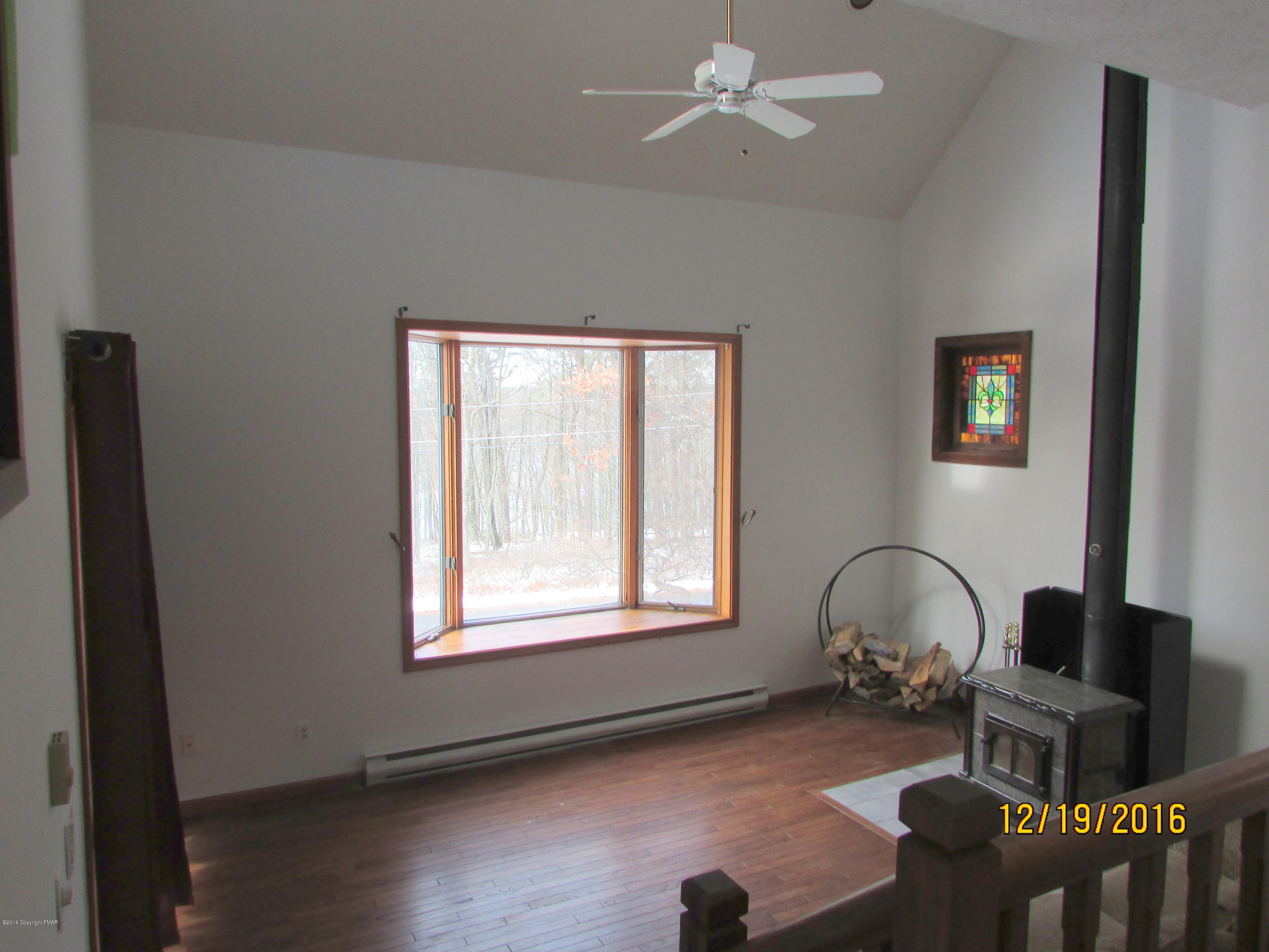 181 Doe Loop Bushkill, PA 18324 - Photo 2 of 34 181 Doe Loop Living room