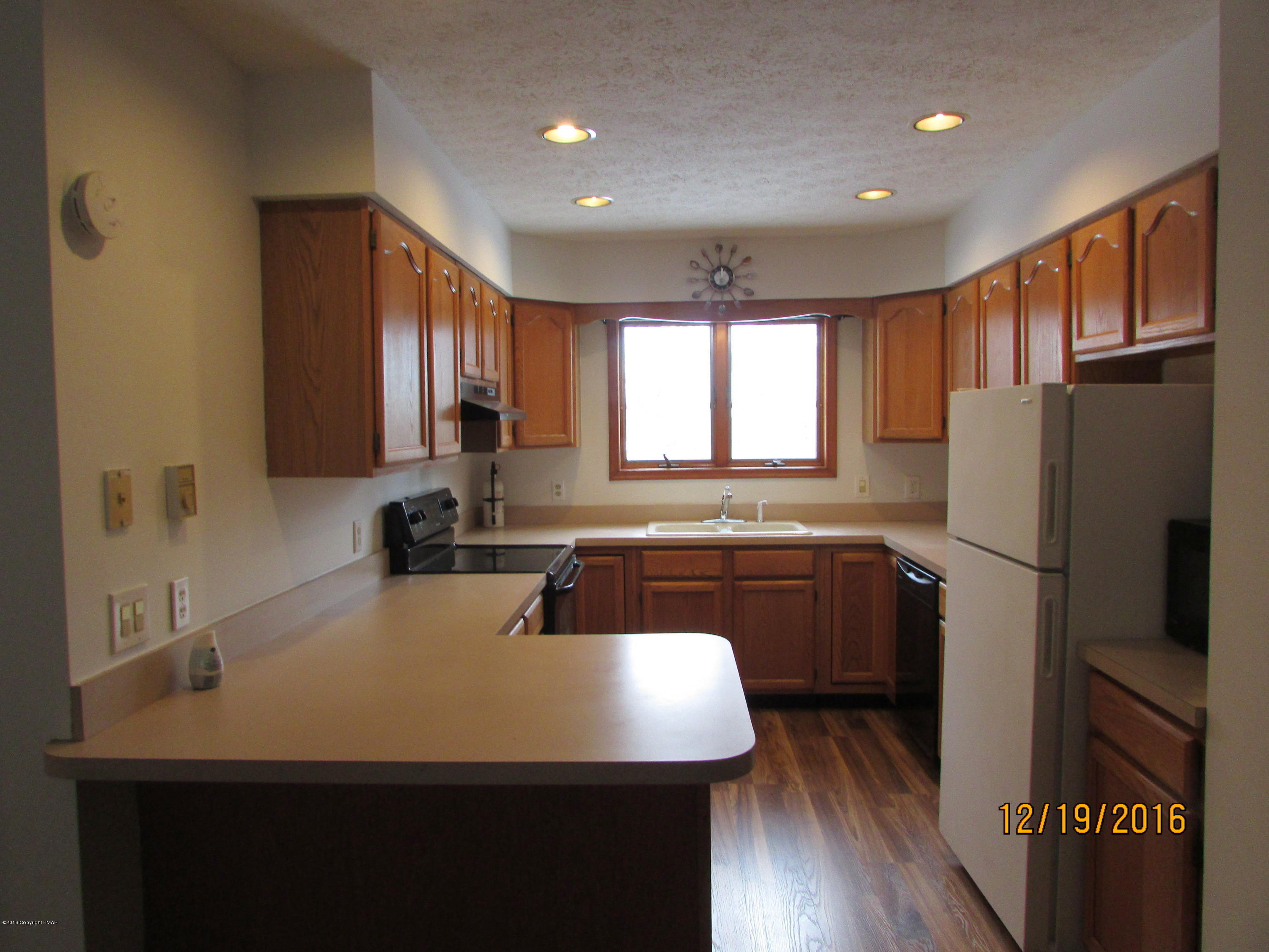 181 Doe Loop Bushkill, PA 18324 - Photo 3 of 34 181 Doe Loop Kitchen