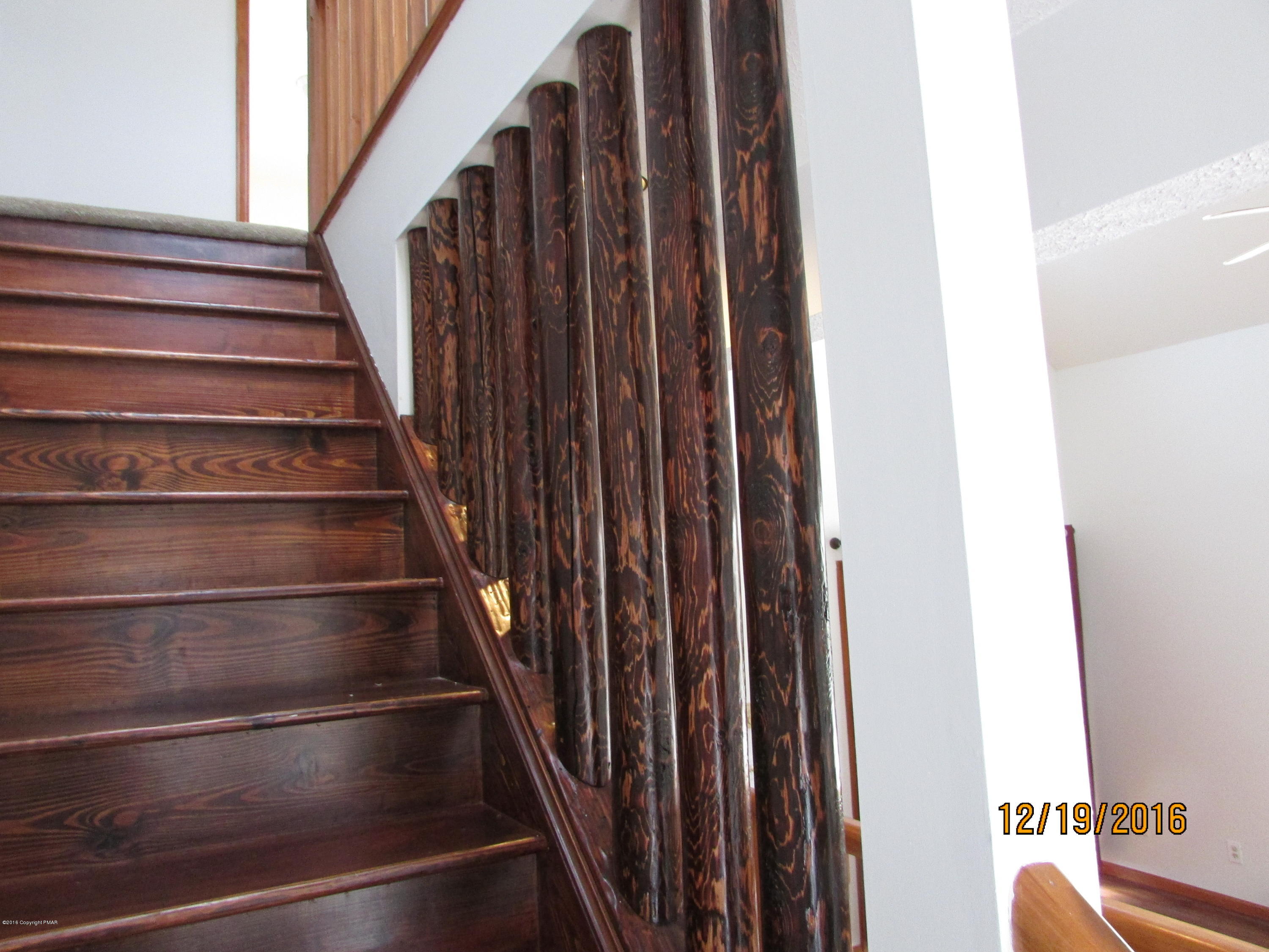 181 Doe Loop Bushkill, PA 18324 - Photo 32 of 34 181 Doe Loop Burled Wood railing