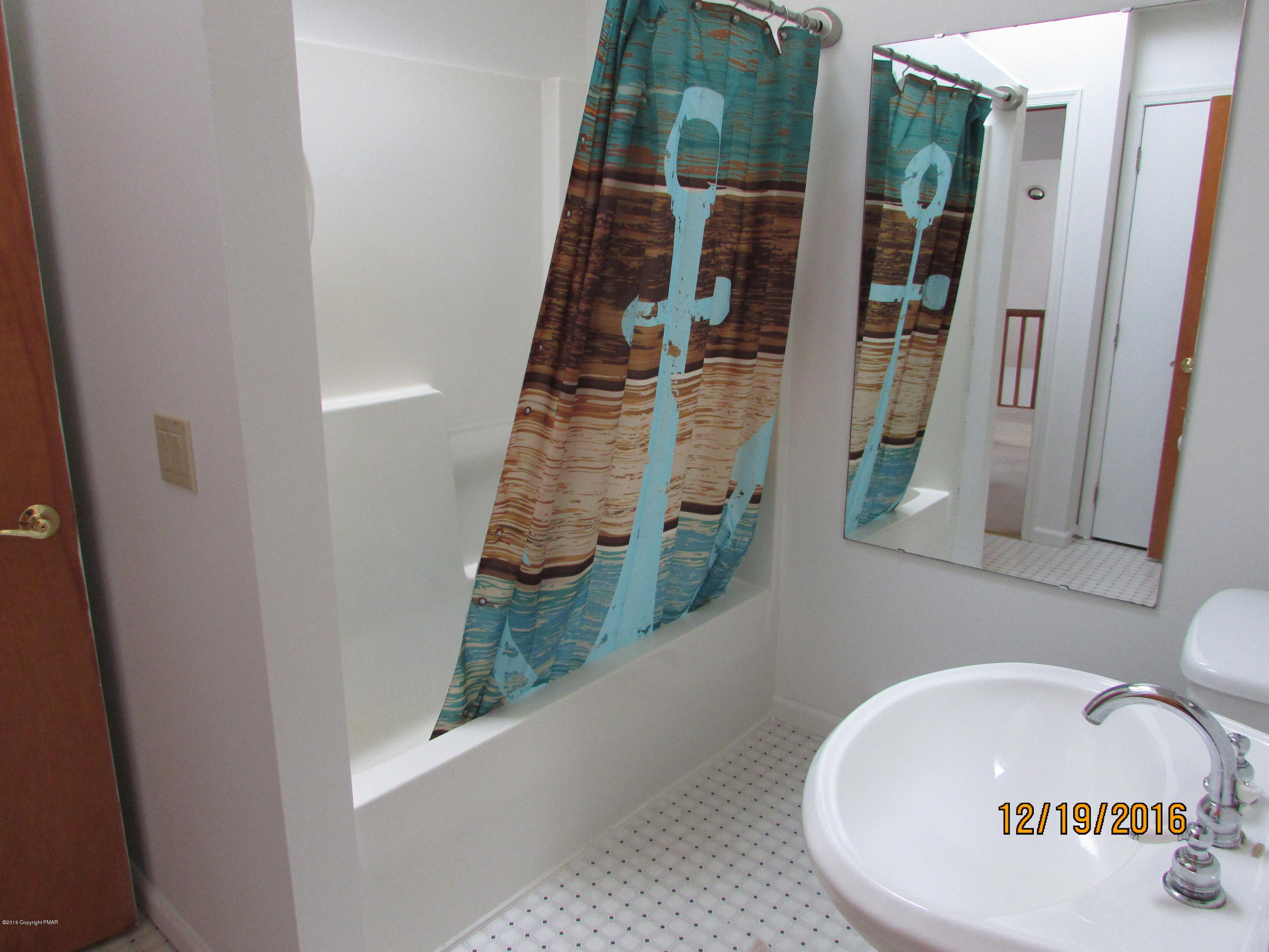 181 Doe Loop Bushkill, PA 18324 - Photo 6 of 34 181 Doe Loop Master Bath