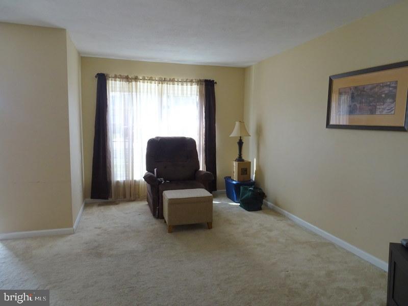 60 Spring Hill Drive Laurel Springs, NJ 08021 - Photo 6 of 35 Living Room