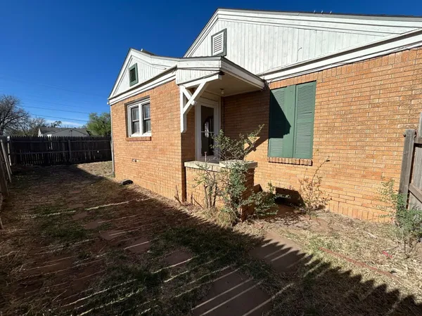 $1,350 | 2201 28th Street, Unit FRONT, Lubbock, TX 79411