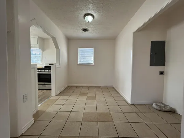 $1,095 | 2201 28th Street, Unit FRONT, Lubbock, TX 79411