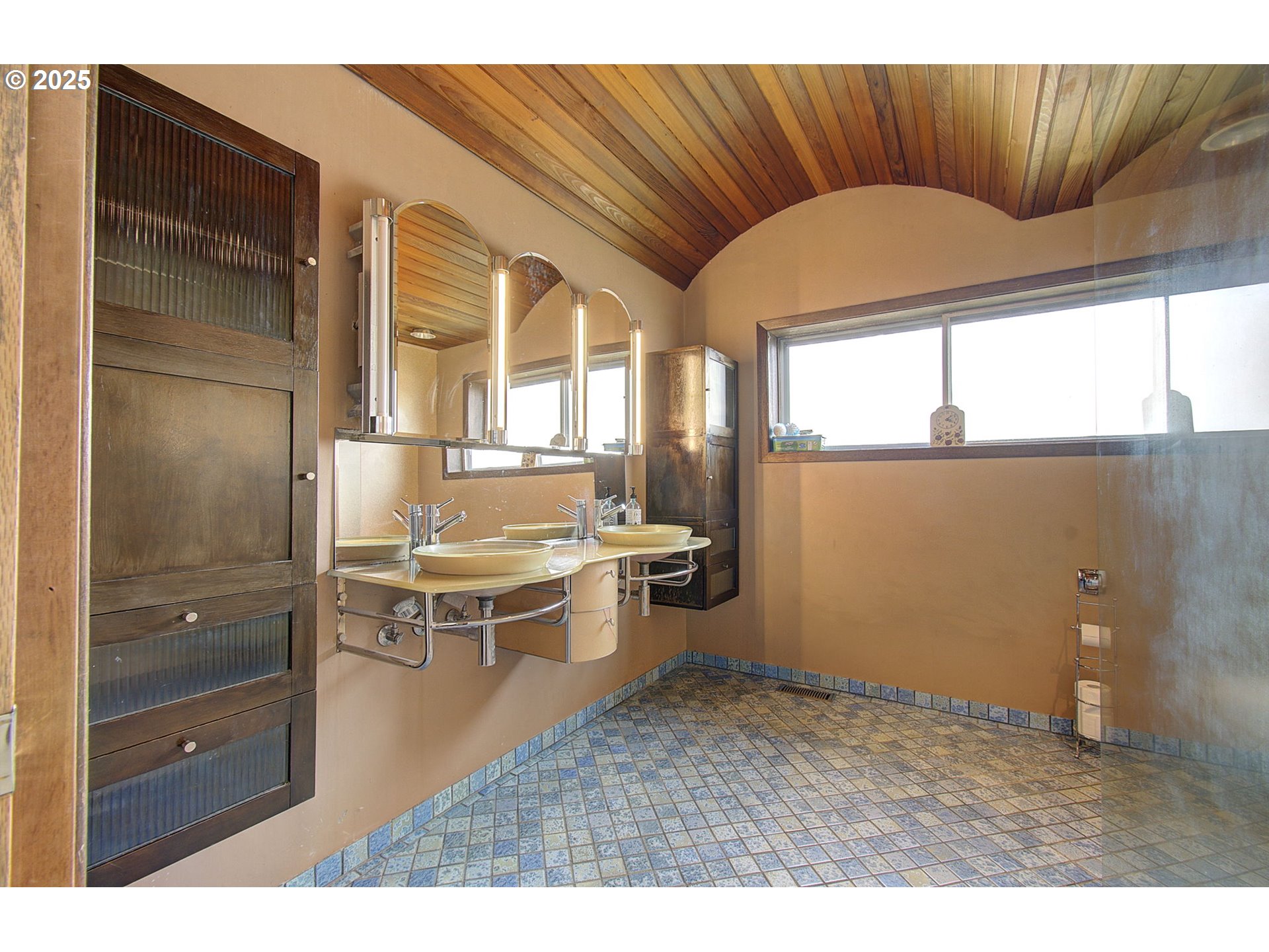 8400 Cason Road Gladstone, OR 97027 - Photo 22 of 35 a living room with a couch and a table