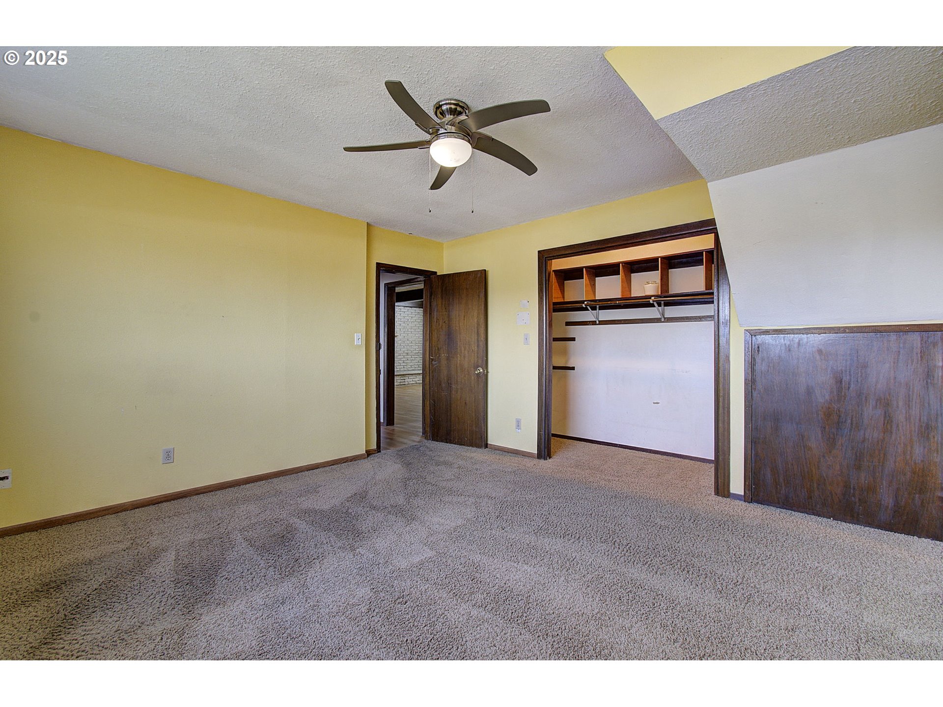 8400 Cason Road Gladstone, OR 97027 - Photo 28 of 35 a view of a livingroom with a ceiling fan and window
