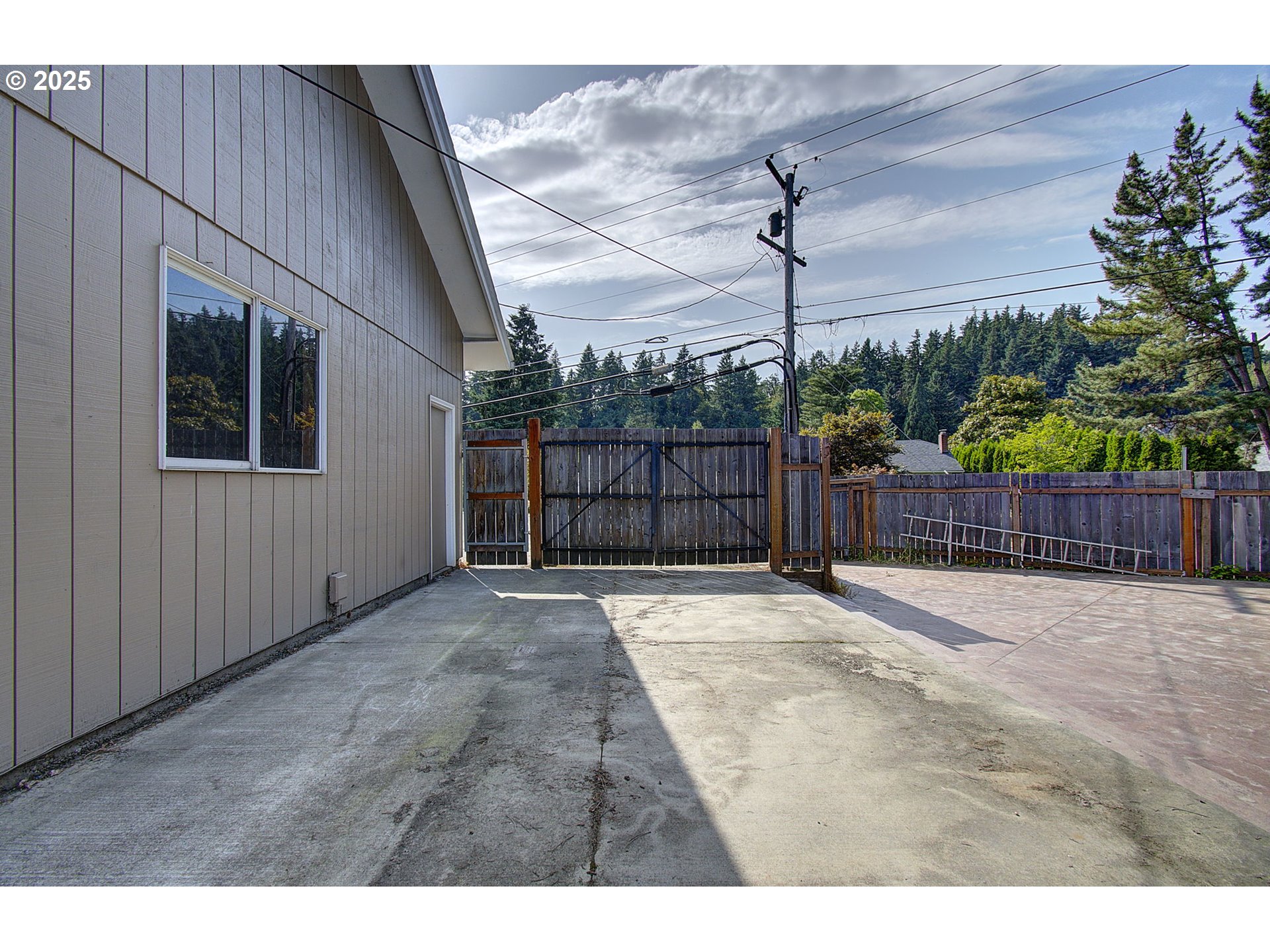 8400 Cason Road Gladstone, OR 97027 - Photo 32 of 35 a view of a backyard