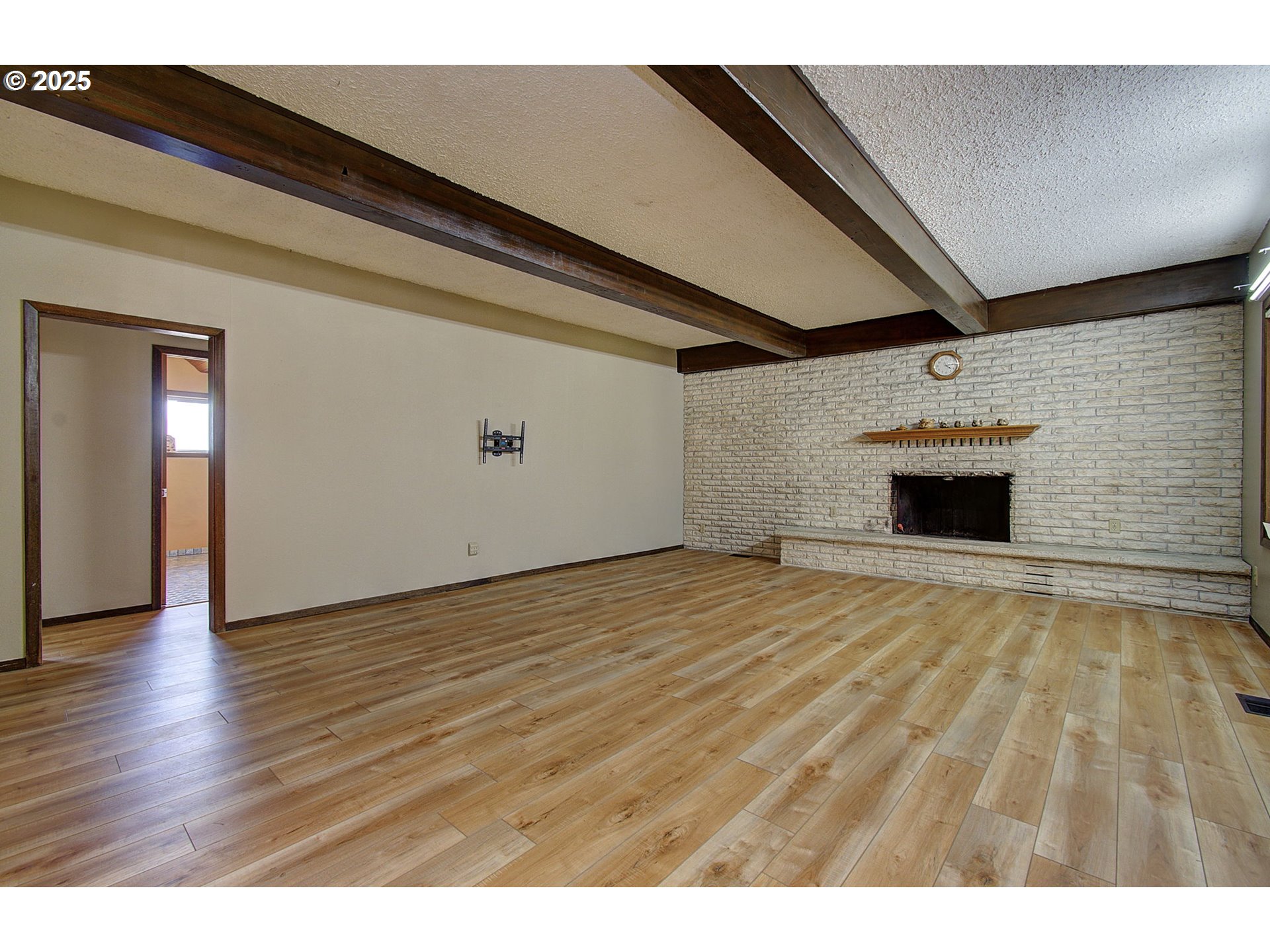 8400 Cason Road Gladstone, OR 97027 - Photo 9 of 35 a view of empty room with wooden floor