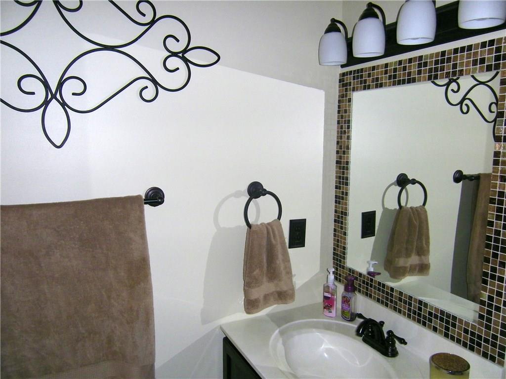 203 Commodore Drive McDonald, PA 15057 - Photo 13 of 24 Main bath.