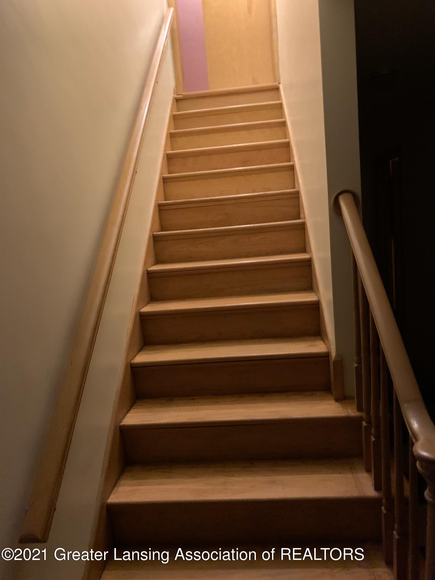 262 South Waverly Road Eaton Rapids, MI 48827 - Photo 30 of 54 Photo Stairs