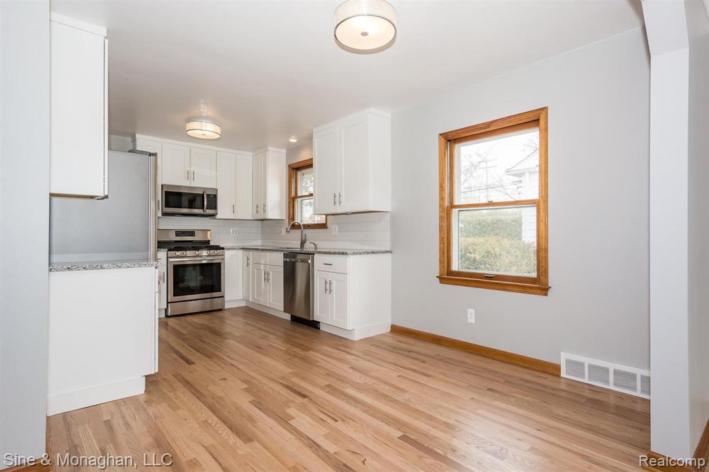 2032 Oxford Road Grosse Pointe Woods, MI 48236 - Photo 9 of 19