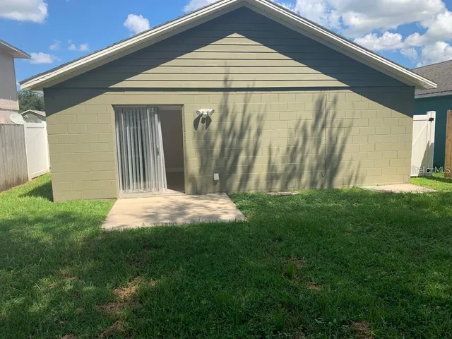 a view of backyard with garden