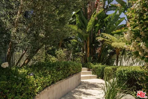 $1,549,000 | 8421 Kirkwood Drive, Los Angeles, CA 90046
