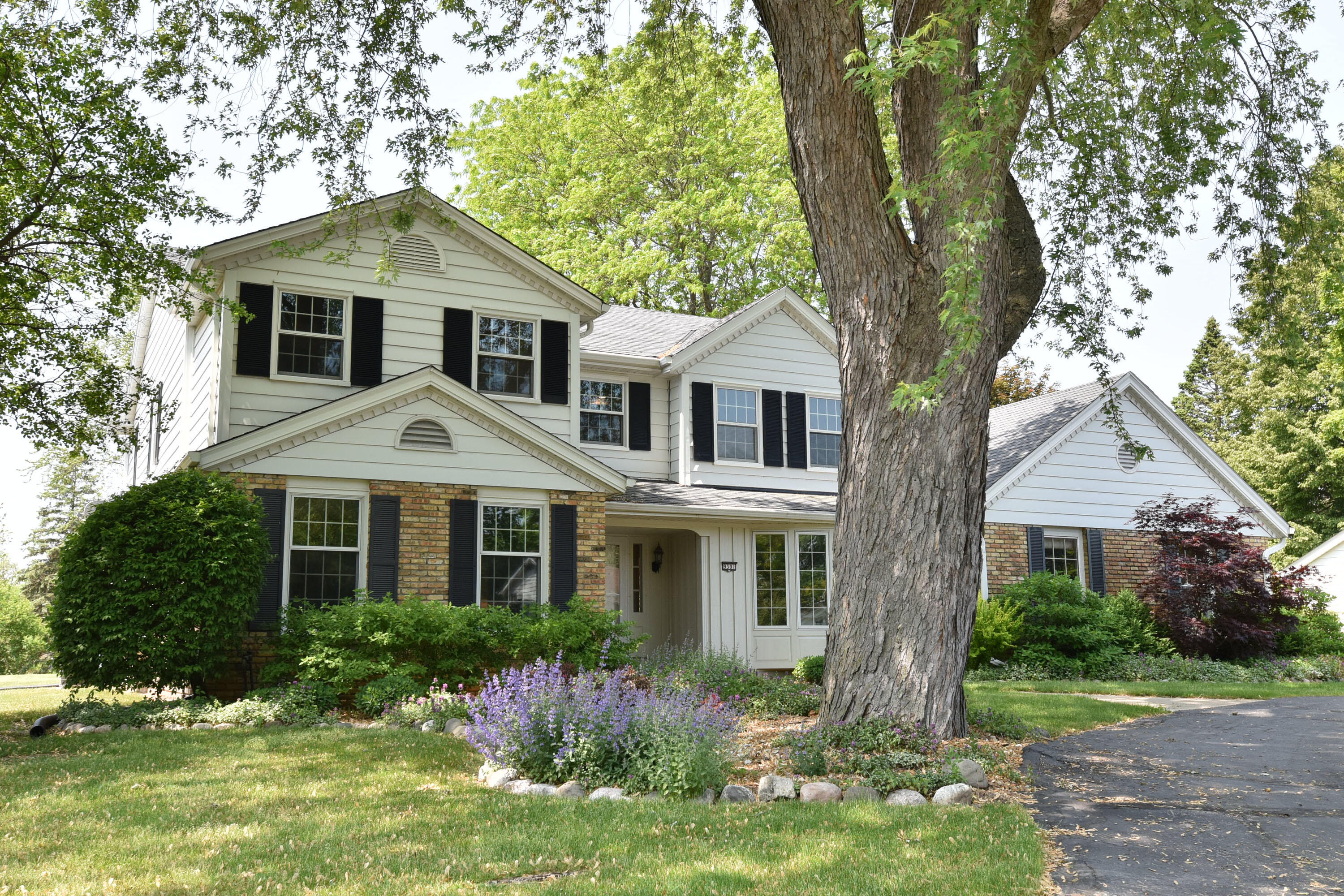 9301 North Broadmoor Road Bayside, WI 53217 - Photo 1 of 1 Welcome home