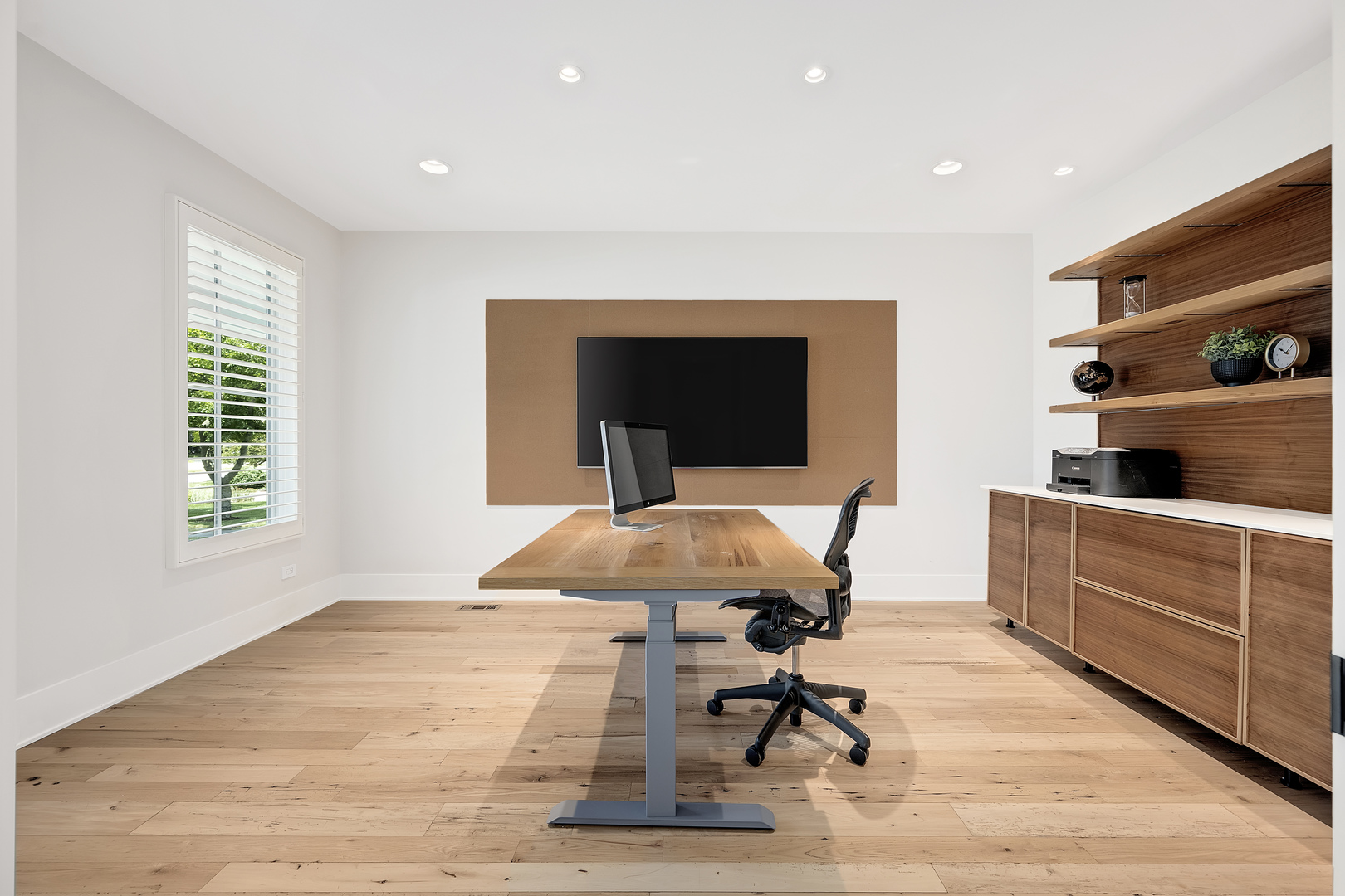 4333 Roslyn Road Downers Grove, IL 60515 - Photo 24 of 67 a workspace with furniture and window