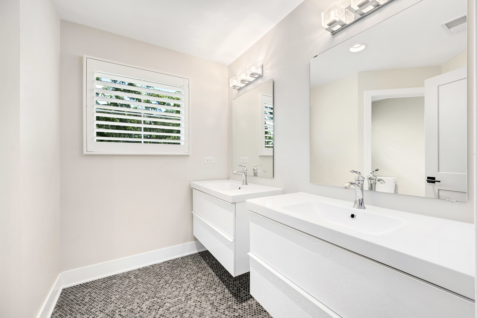 4333 Roslyn Road Downers Grove, IL 60515 - Photo 36 of 67 a bathroom with a sink a mirror and a bathtub