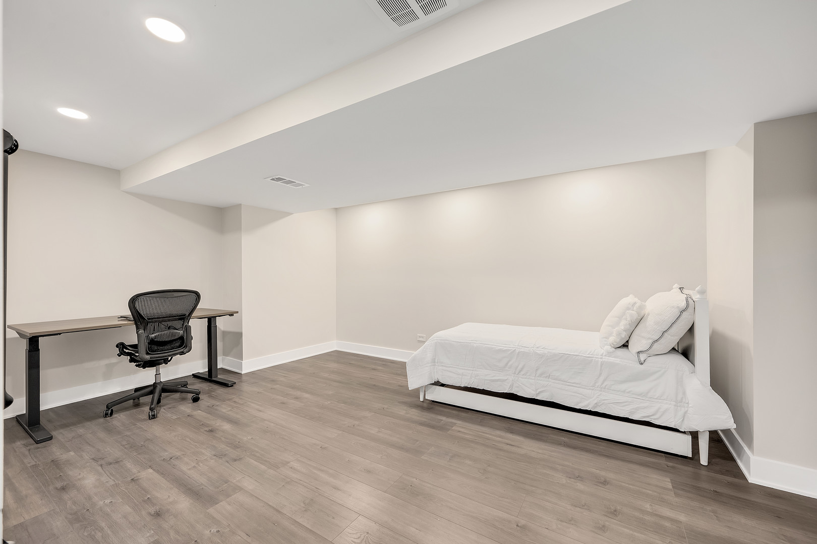 4333 Roslyn Road Downers Grove, IL 60515 - Photo 44 of 67 a bedroom with a bed and a chair