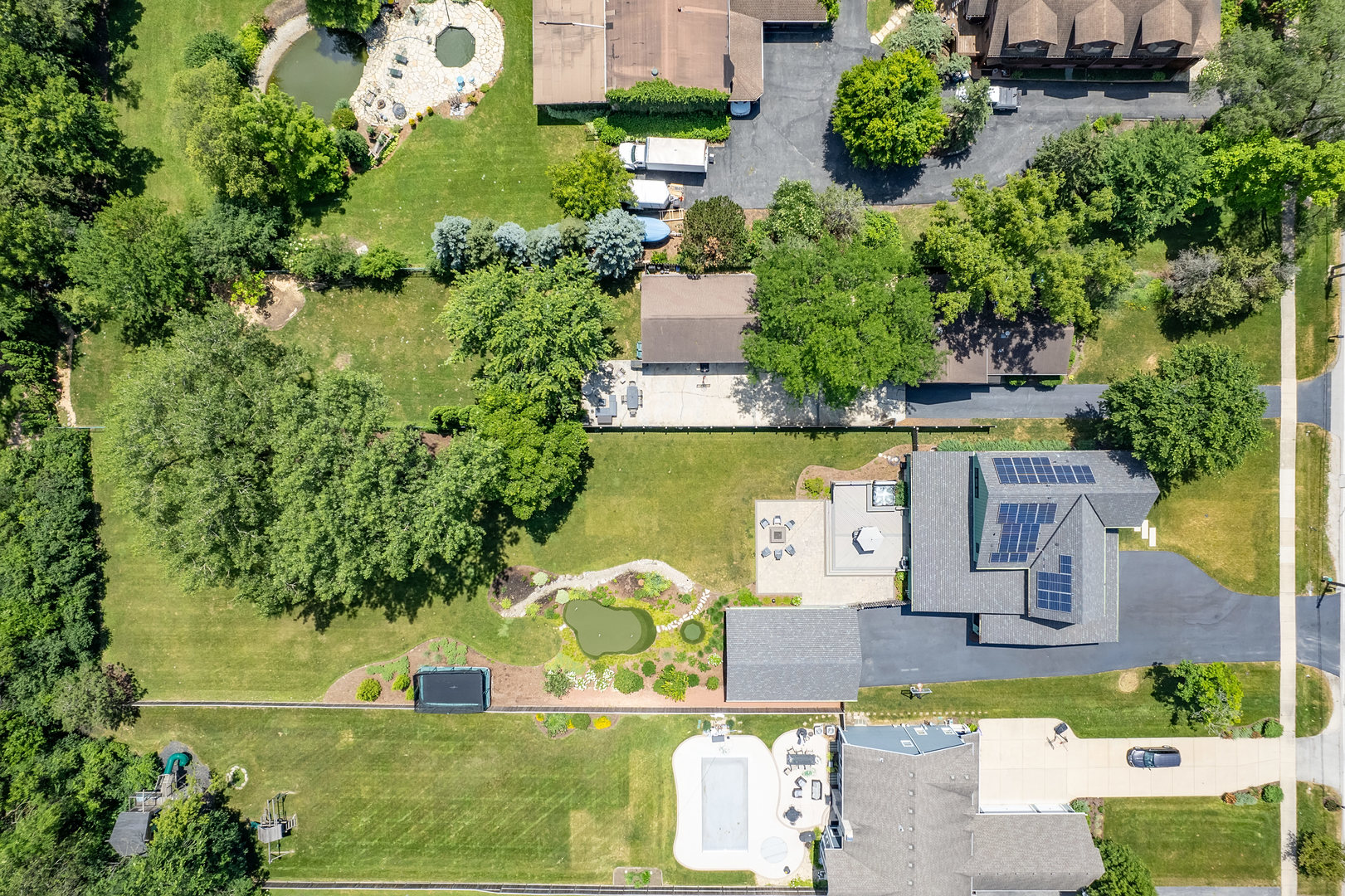 4333 Roslyn Road Downers Grove, IL 60515 - Photo 59 of 67 an aerial view of a house with a yard