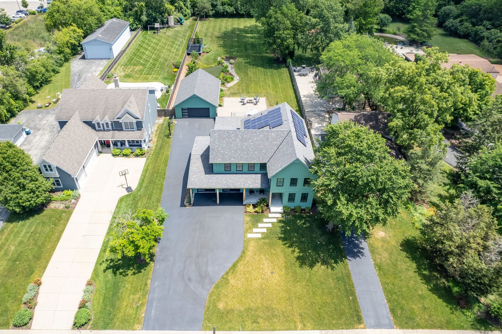 4333 Roslyn Road Downers Grove, IL 60515 - Photo 61 of 67 an aerial view of houses with swimming pool