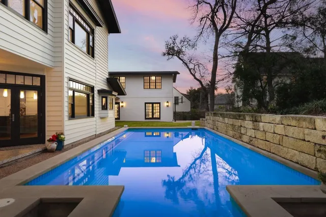 a view of a house with backyard and sitting area