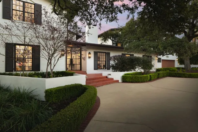 a view of a house with backyard and garden